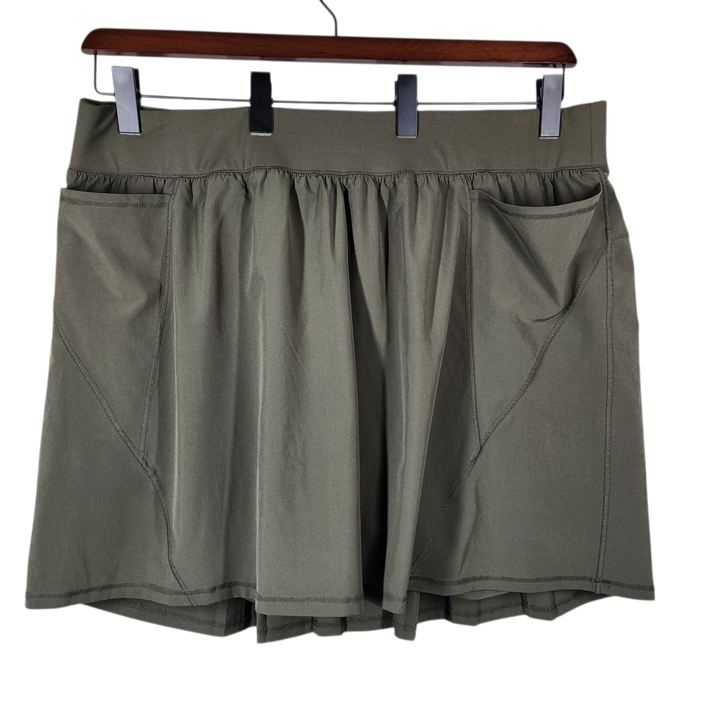 LIVI ACTIVE PULL-ON SKORT WITH FLAT FRONT DESIGN